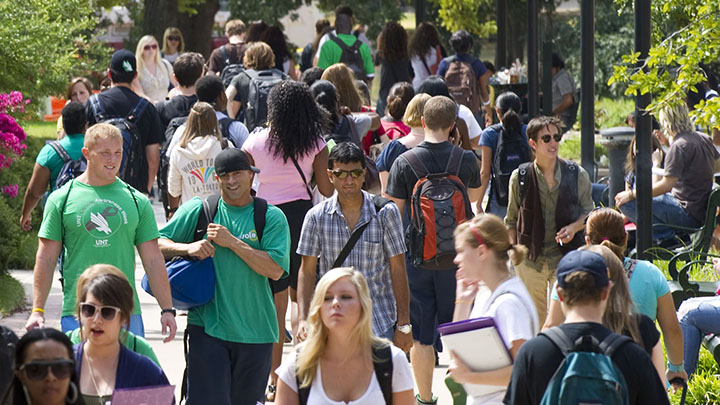 A large amount of students walking on campus