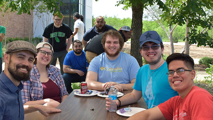 Students in MSE 2019 picnic gathering