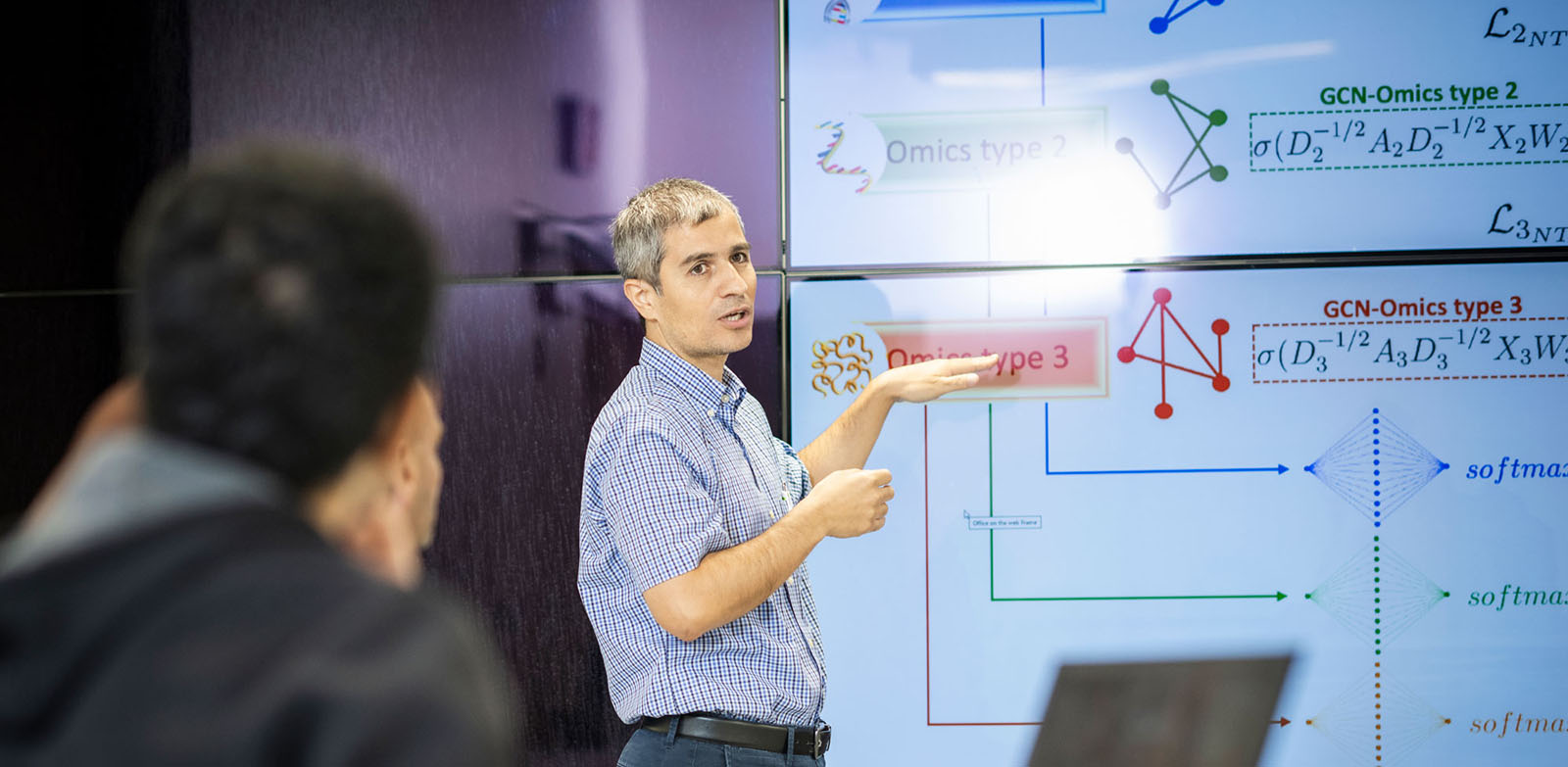 Dr. Serdar Bozdag gives a lecture to students